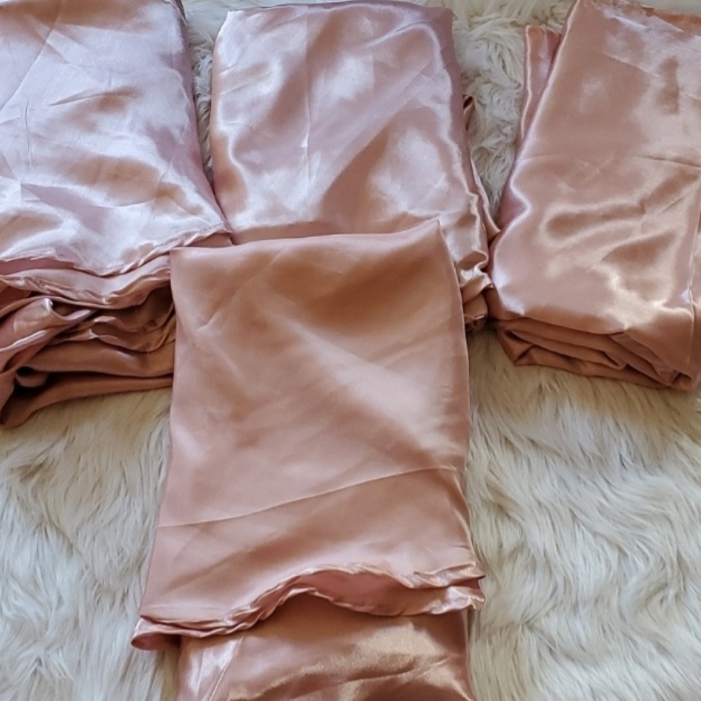 108" Round blush table cloth - Picture 2 of 2